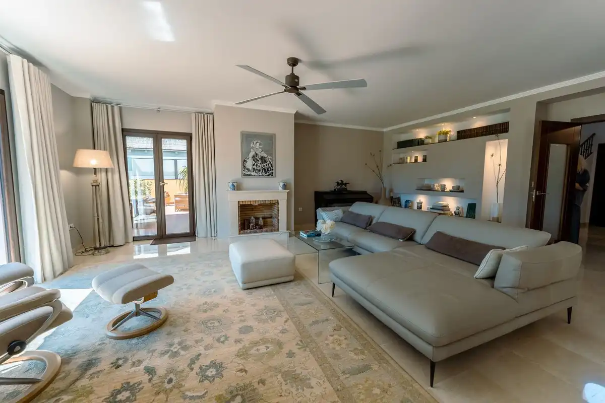 Sala d'estar de Casa o xalet en venda en Marbella amb Aire condicionat, Terrassa i Traster