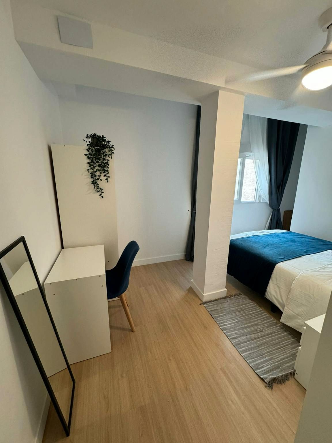 Bedroom of Flat for share in  Valencia Capital  with Washing machine