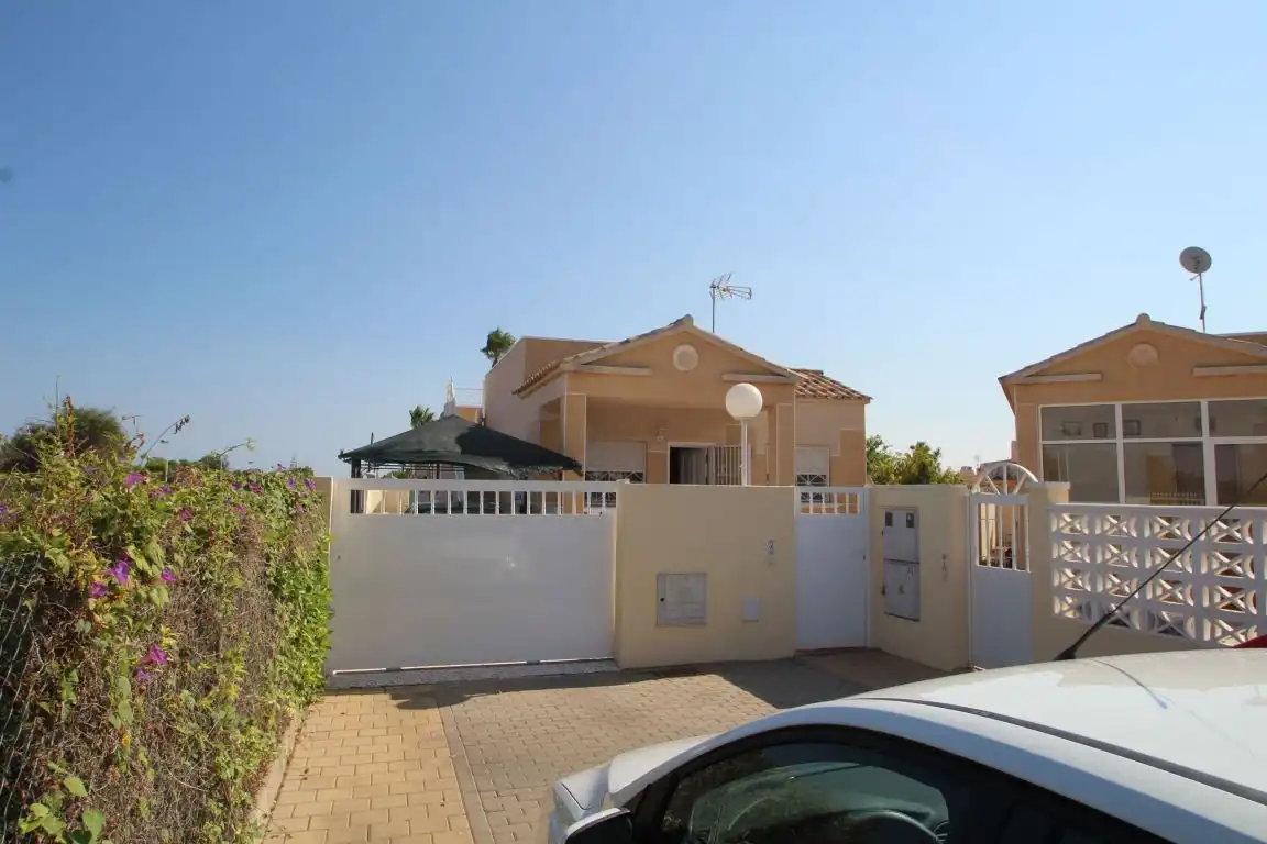 Chalet con piscina en venta en Avenida de las urracas 1, imagen 2