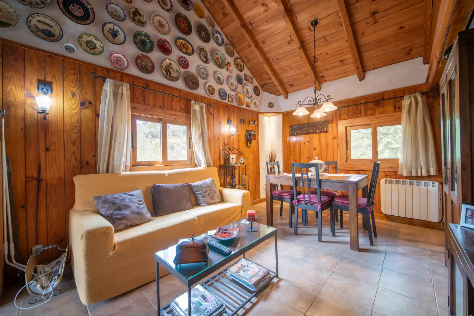 Wohnzimmer von Country house zum Verkauf in La Torre de Claramunt mit Privatgarten, Terrasse und Möbliert