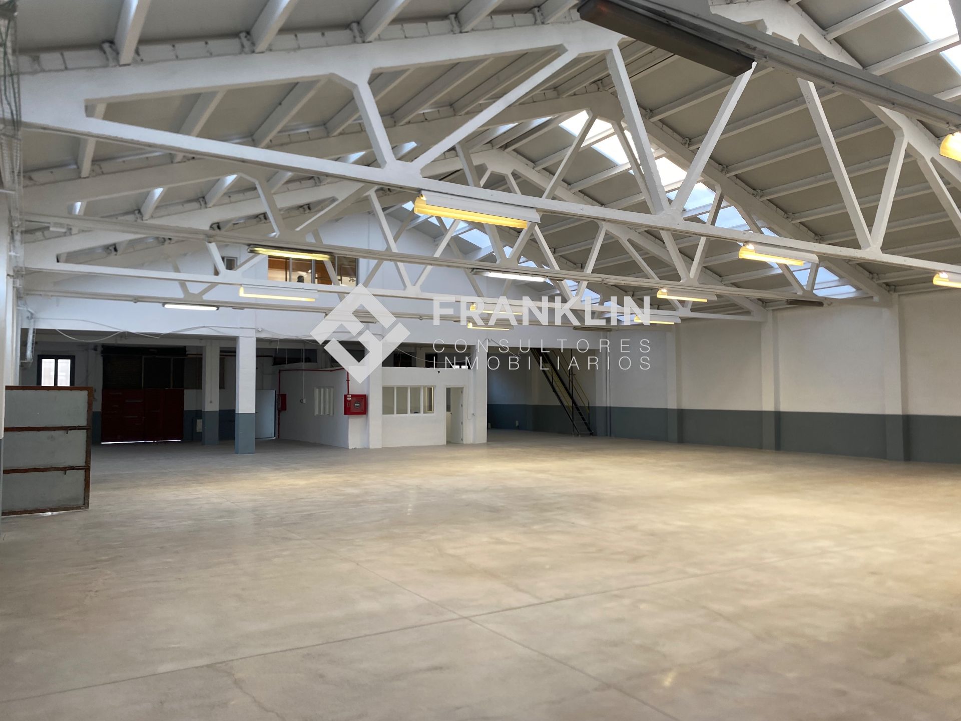 Vista exterior de Nau industrial de lloguer en Cerdanyola del Vallès