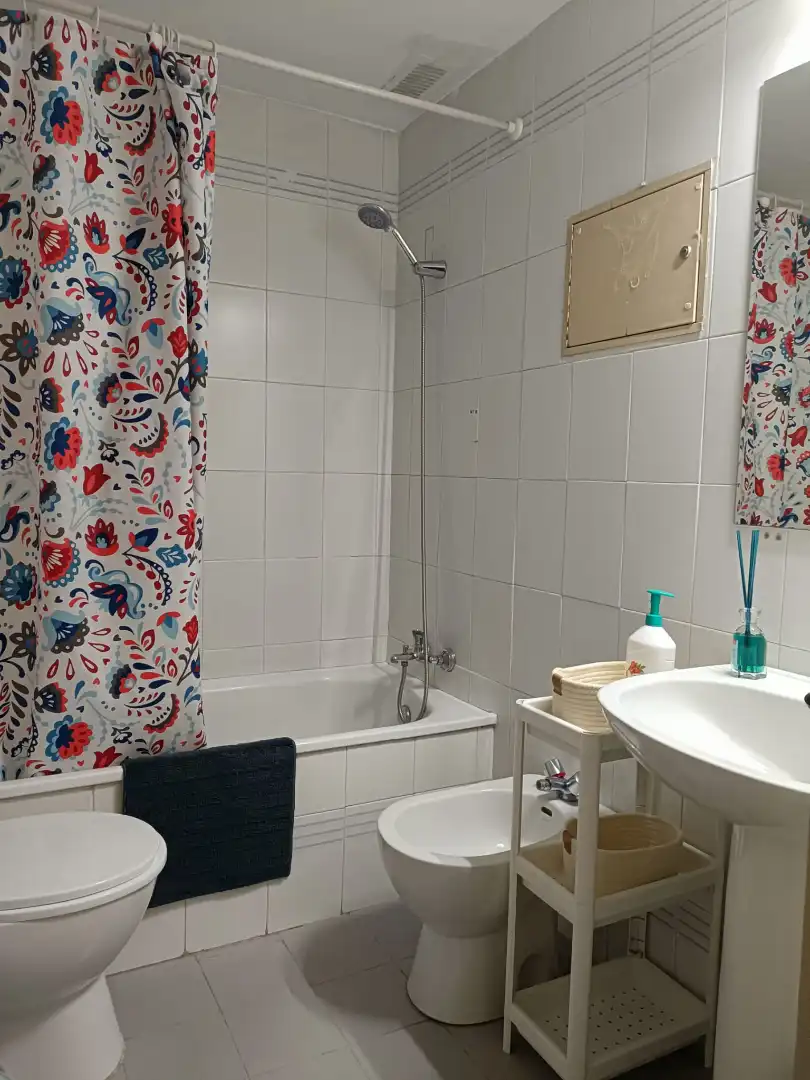 Badezimmer von Wohnung zur Miete in Sevilla mit Klimaanlage, Heizung und Möbliert