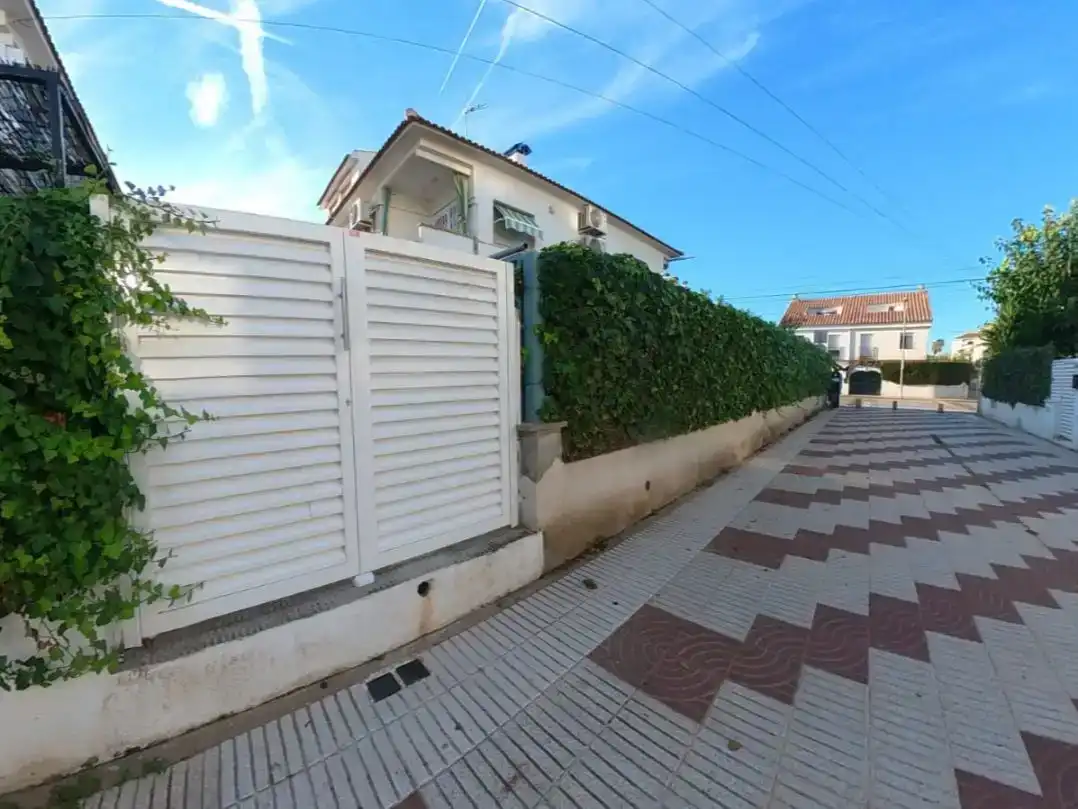 Vista exterior de Casa adosada en venda en Cunit amb Aire condicionat i Balcó