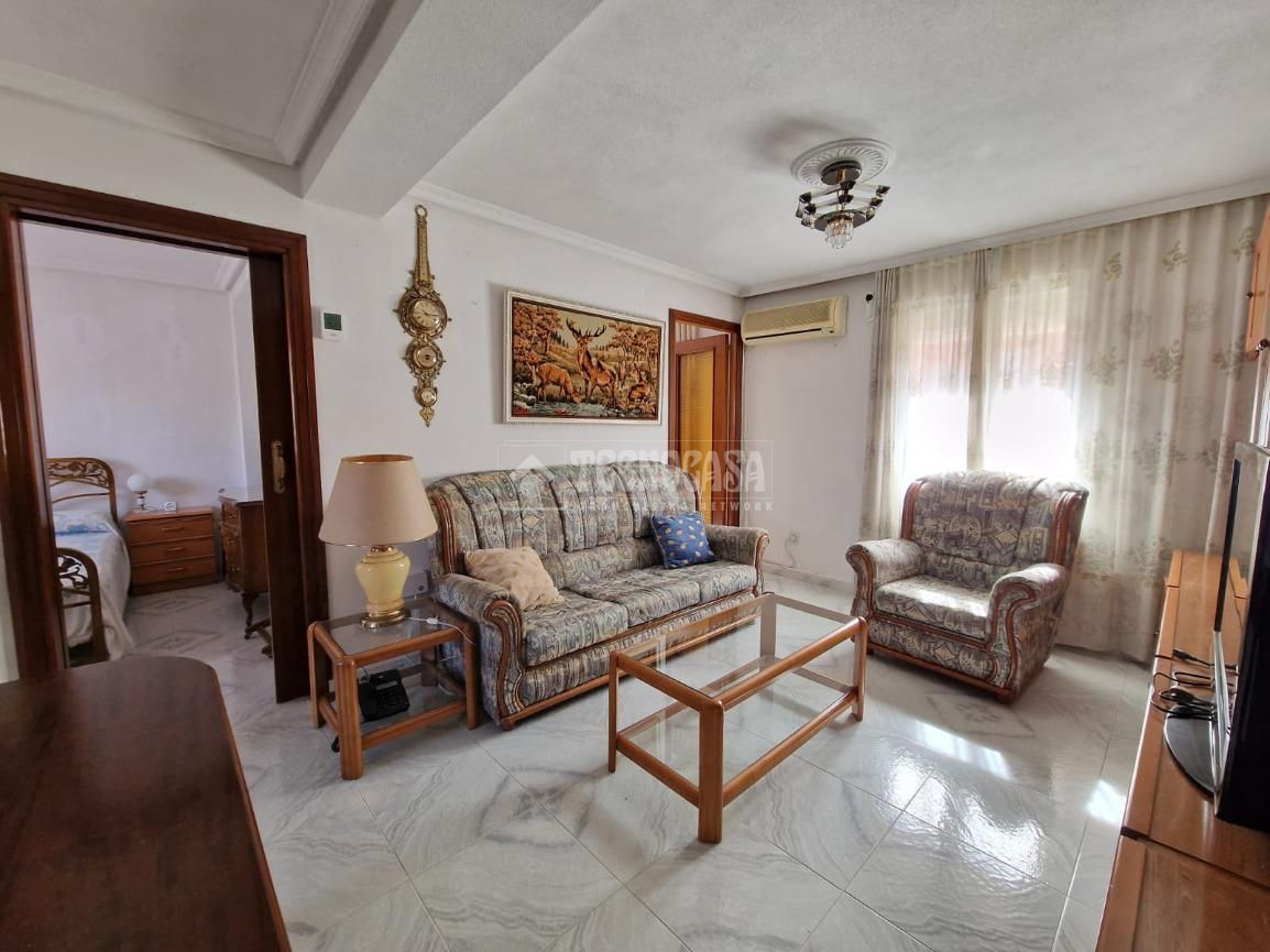 Living room of Flat for sale in  Madrid Capital  with Air Conditioner, Heating and Furnished