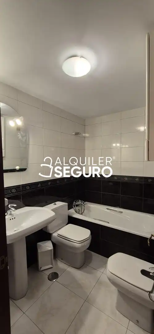 Badezimmer von Wohnung zur Miete in Oviedo  mit Heizung, Terrasse und Möbliert