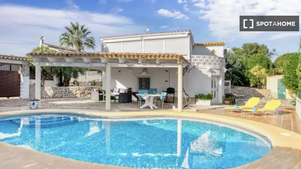 Swimming pool of Flat for share in Dénia  with Air Conditioner, Heating and Furnished