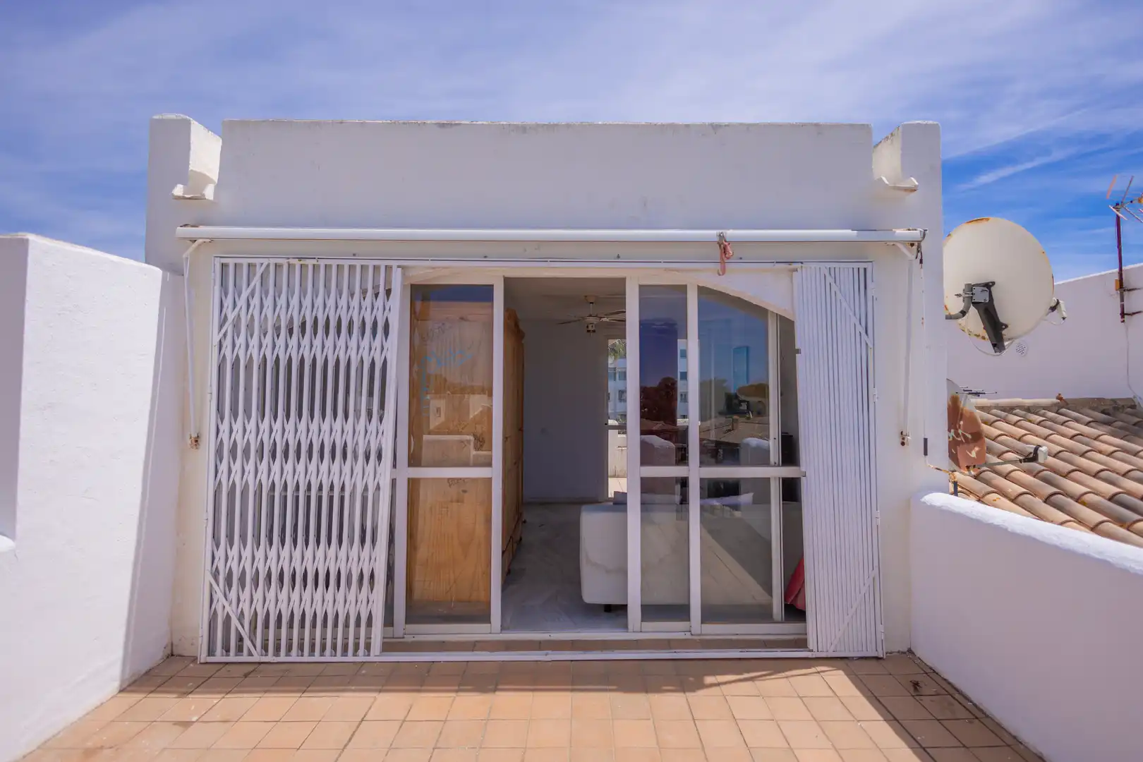 Vista exterior de Casa adosada en venta en Estepona con Aire acondicionado, Jardín privado y Terraza
