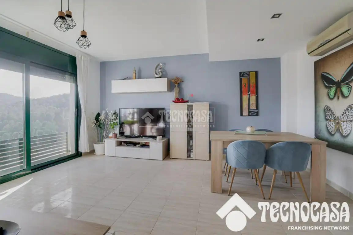 Sala de estar de Casa adosada en venta en Sant Vicenç Dels Horts con Aire acondicionado y Calefacción
