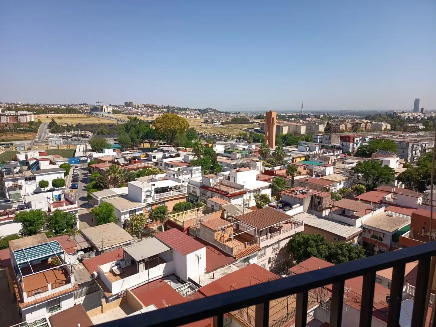 Außenansicht von Wohnungen zum Verkauf in San Juan de Aznalfarache mit Klimaanlage und Balkon