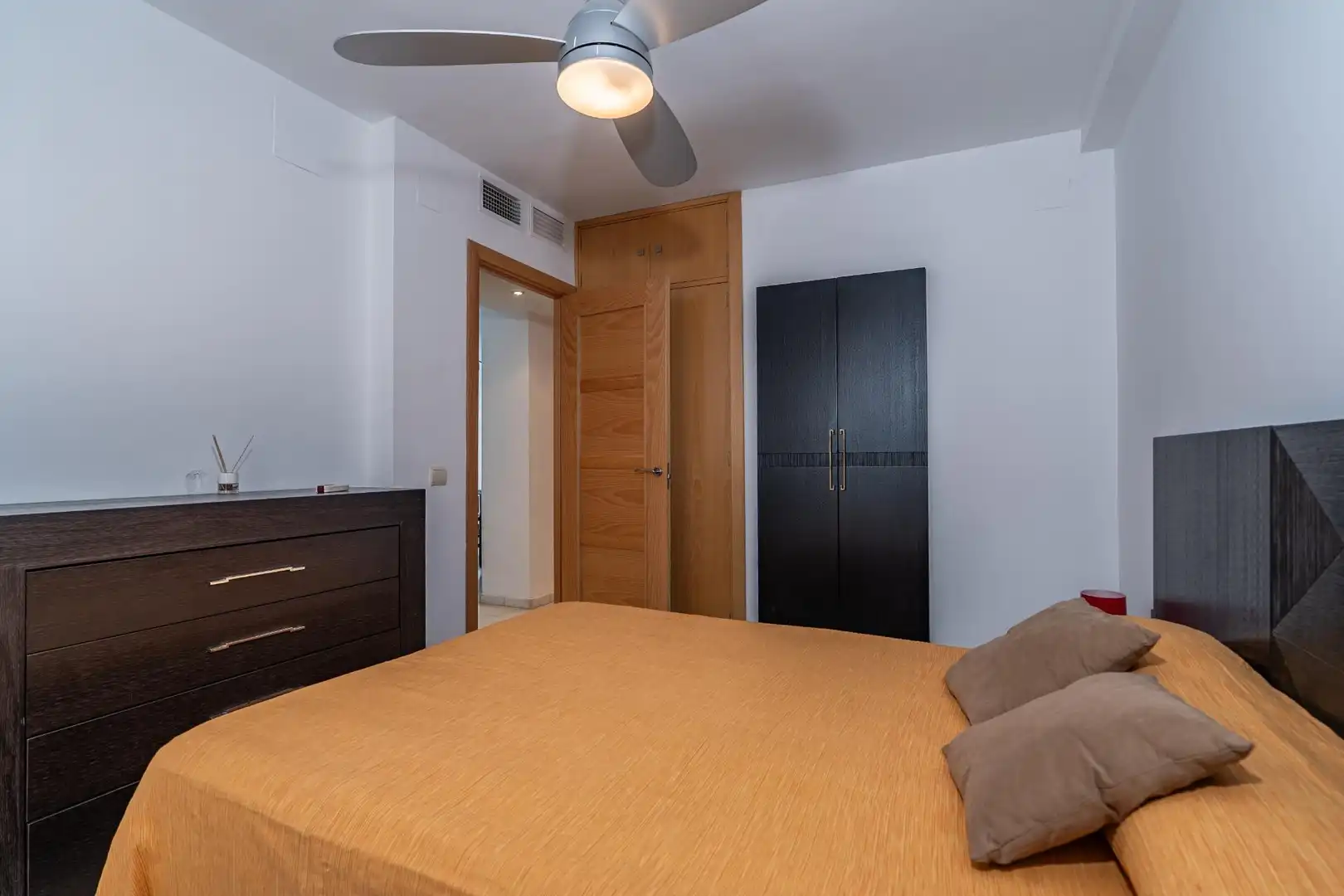 Bedroom of Flat for rent in Sevilla  with Air Conditioner, Heating and Furnished
