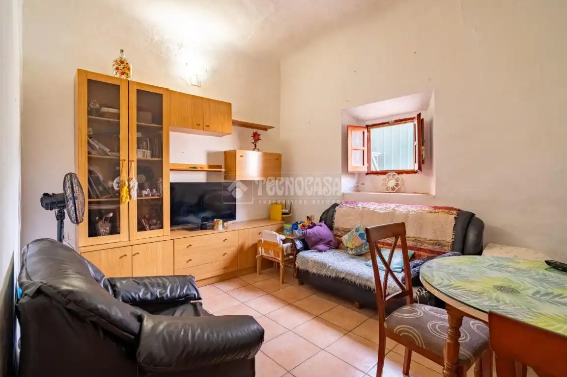 Sala d'estar de Casa adosada en venda en Órgiva amb Aire condicionat, Terrassa i Moblat