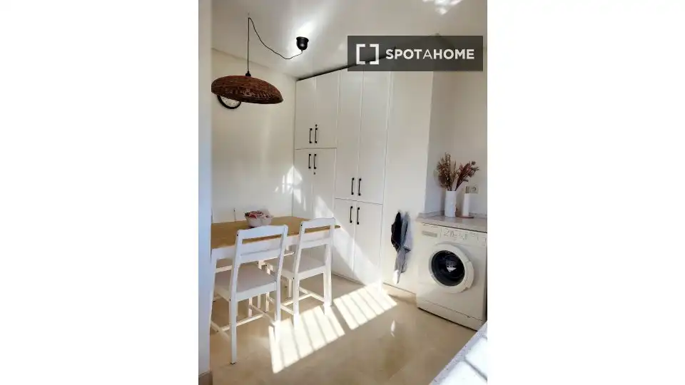 Dormitori de Apartament per a compartir en Mijas amb Aire condicionat, Terrassa i Moblat