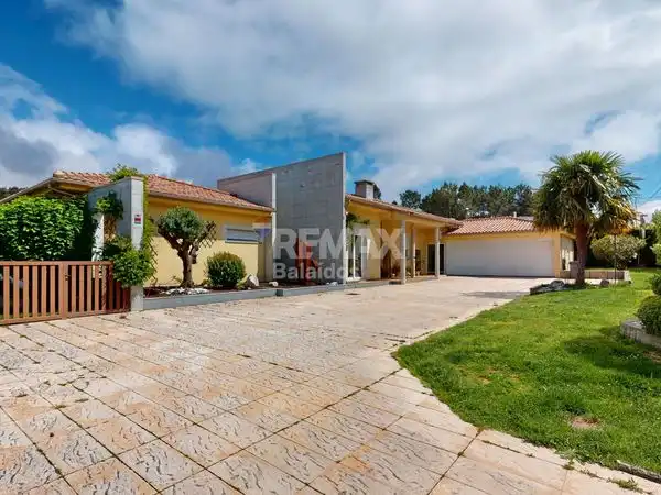 Vista exterior de Casa o xalet en venda en A Cañiza   amb Calefacció, Jardí privat i Parquet