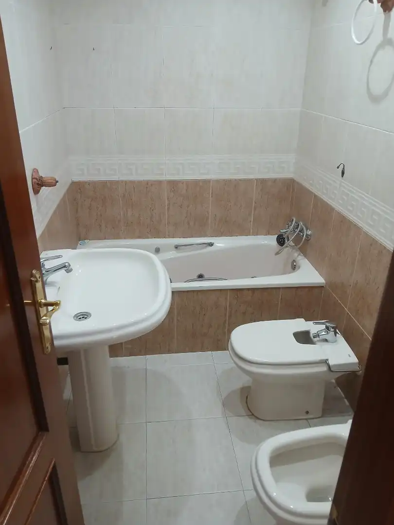 Baño de Piso en venta en Motril con Aire acondicionado, Trastero y Amueblado