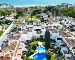 Vista exterior de Casa adosada en venda en Estepona amb Aire condicionat, Terrassa i Piscina