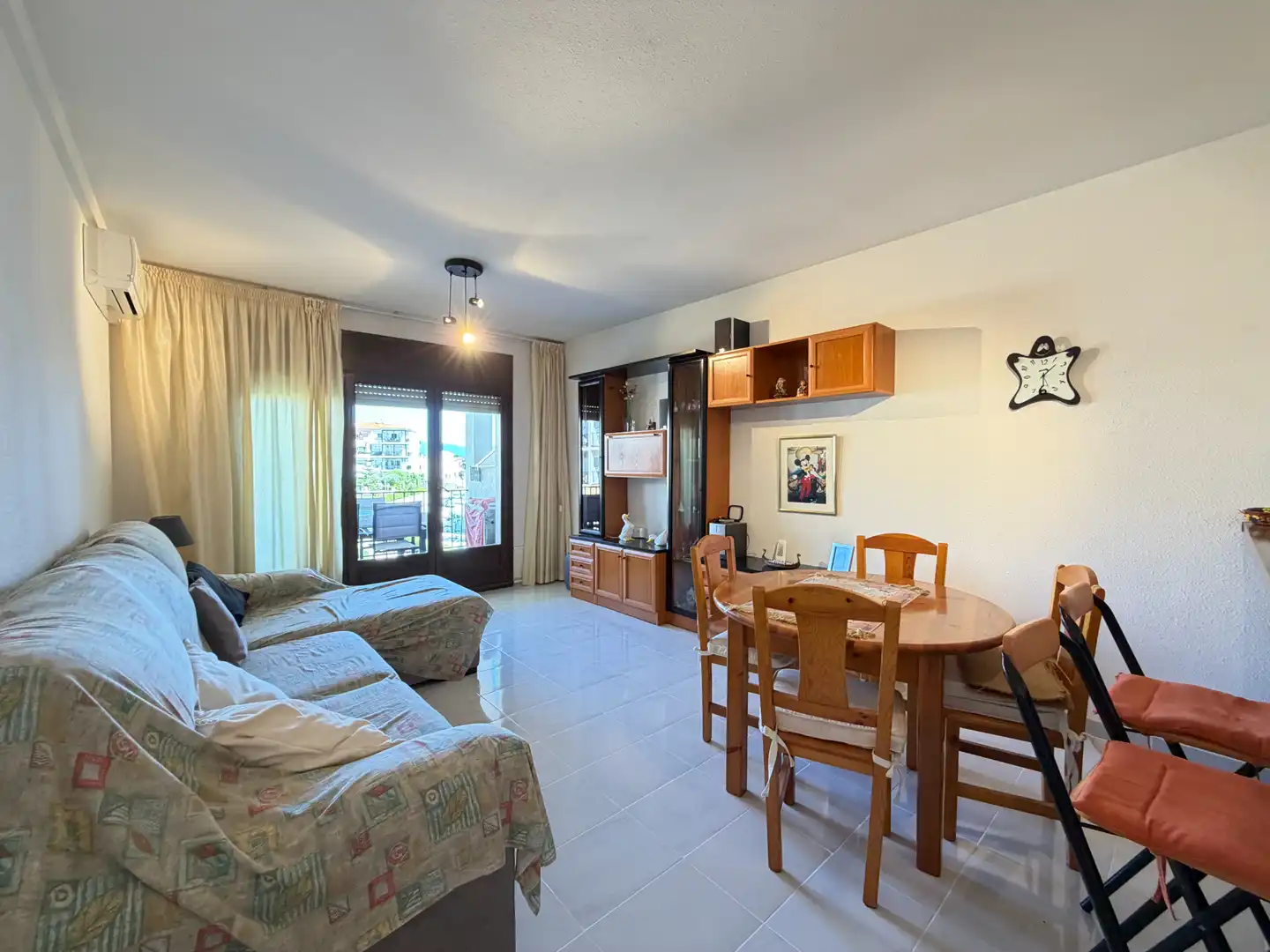 Sala d'estar de Apartament en venda en Empuriabrava amb Aire condicionat, Terrassa i Moblat
