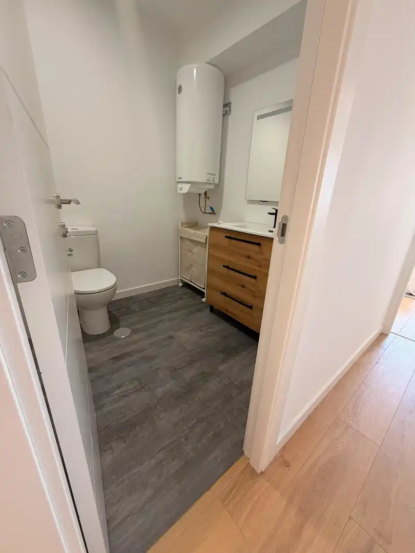 Badezimmer von Wohnung zur Miete in A Coruña Capital  mit Möbliert