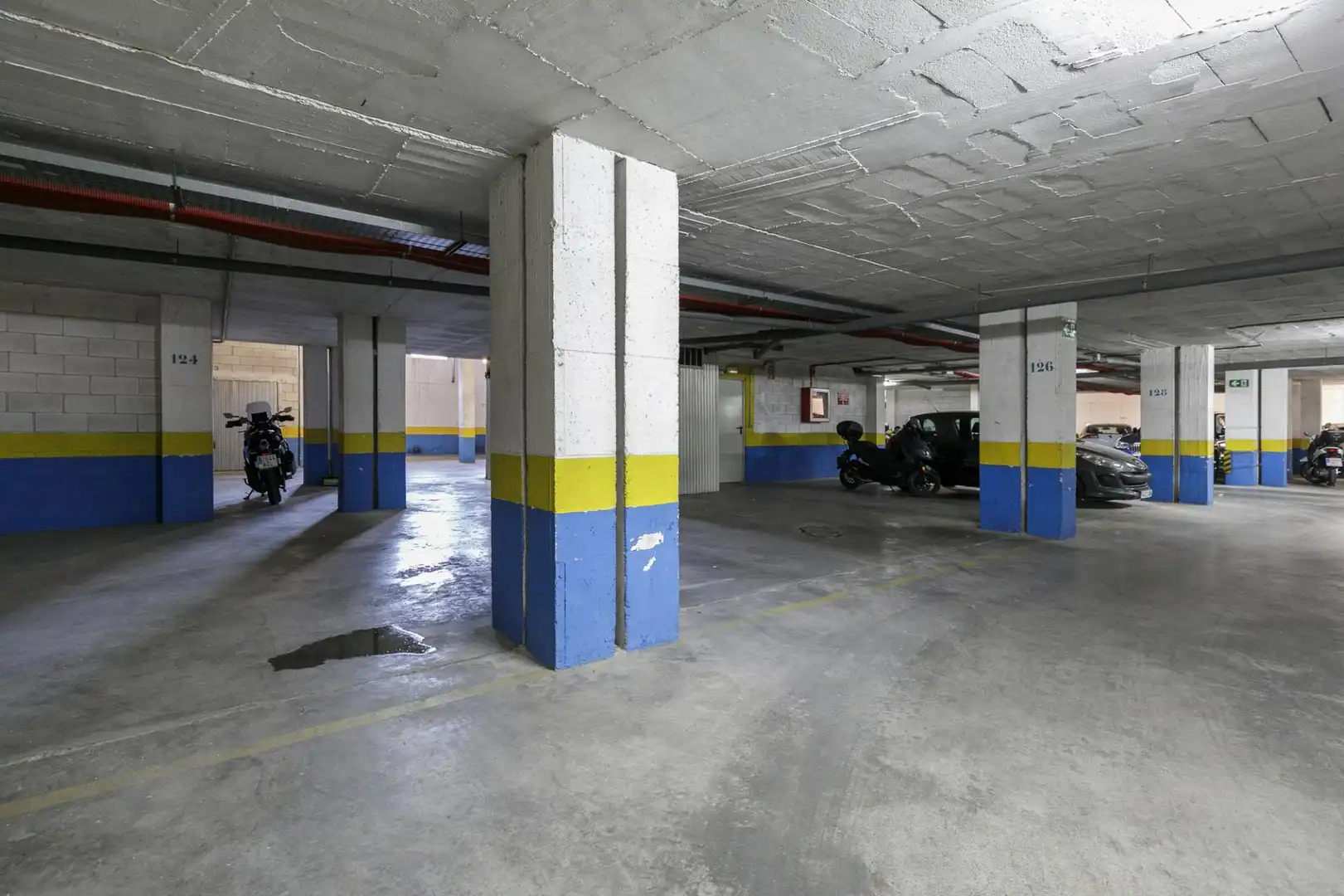 Parking de Piso en venta en Granada con Calefacción, Balcón y Piscina comunitaria