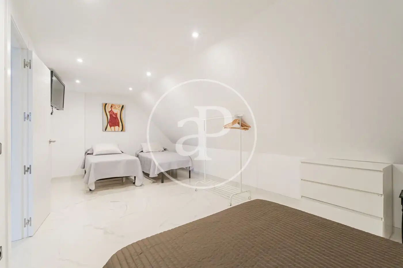 Habitación de Casa adosada en venta en Pozuelo de Alarcón con Aire acondicionado, Calefacción y Jardín privado
