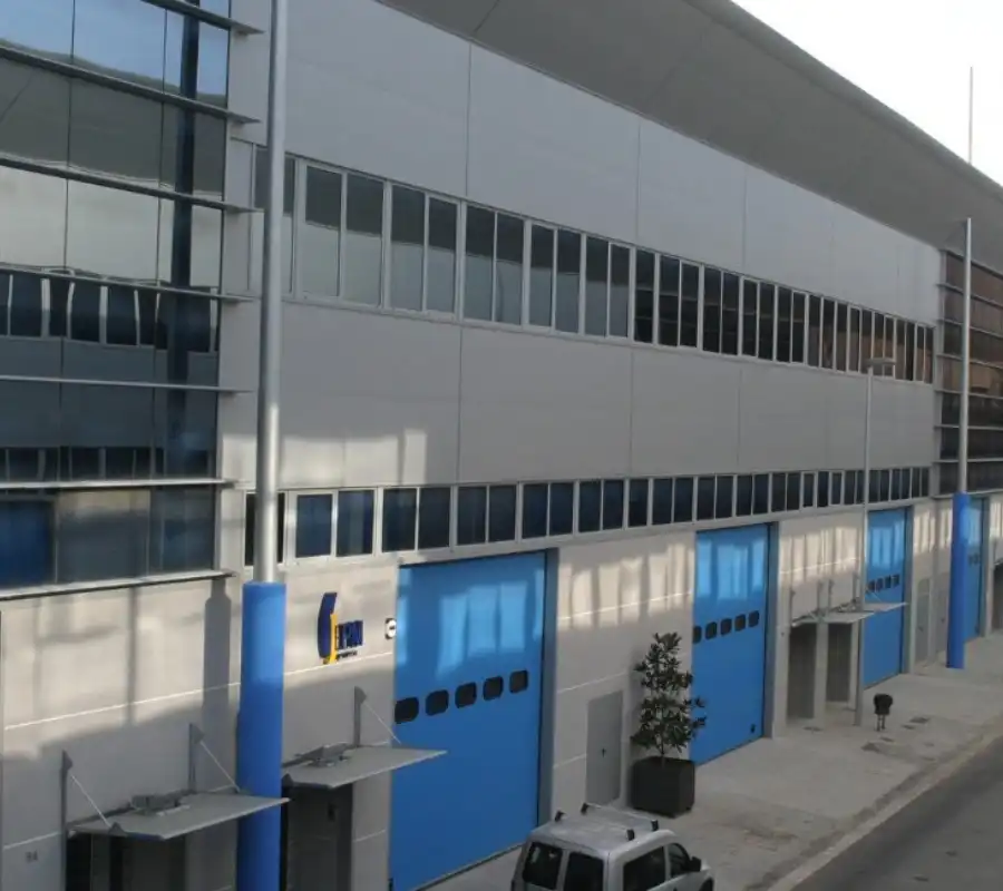Vista exterior de Nave industrial en venta en Badalona