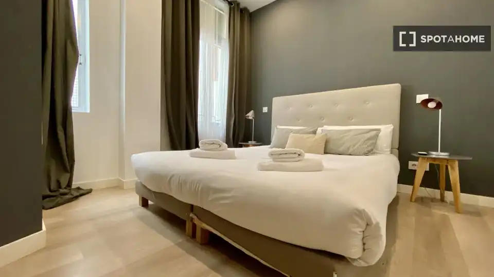 Dormitori de Apartament per a compartir en Madrid amb Aire condicionat, Terrassa i Moblat