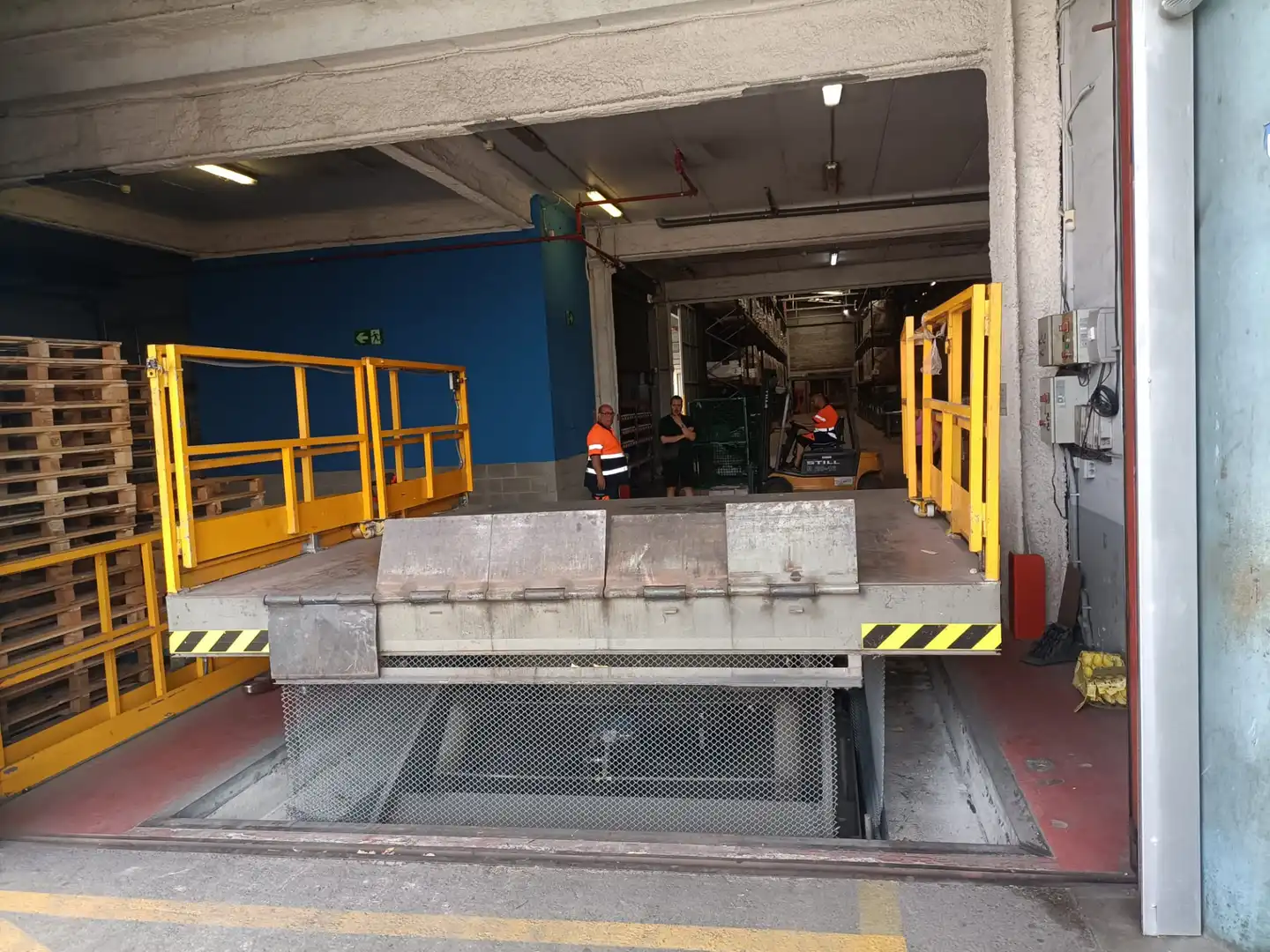 Parking de Nave industrial de alquiler en Barcelona con Calefacción y Alarma