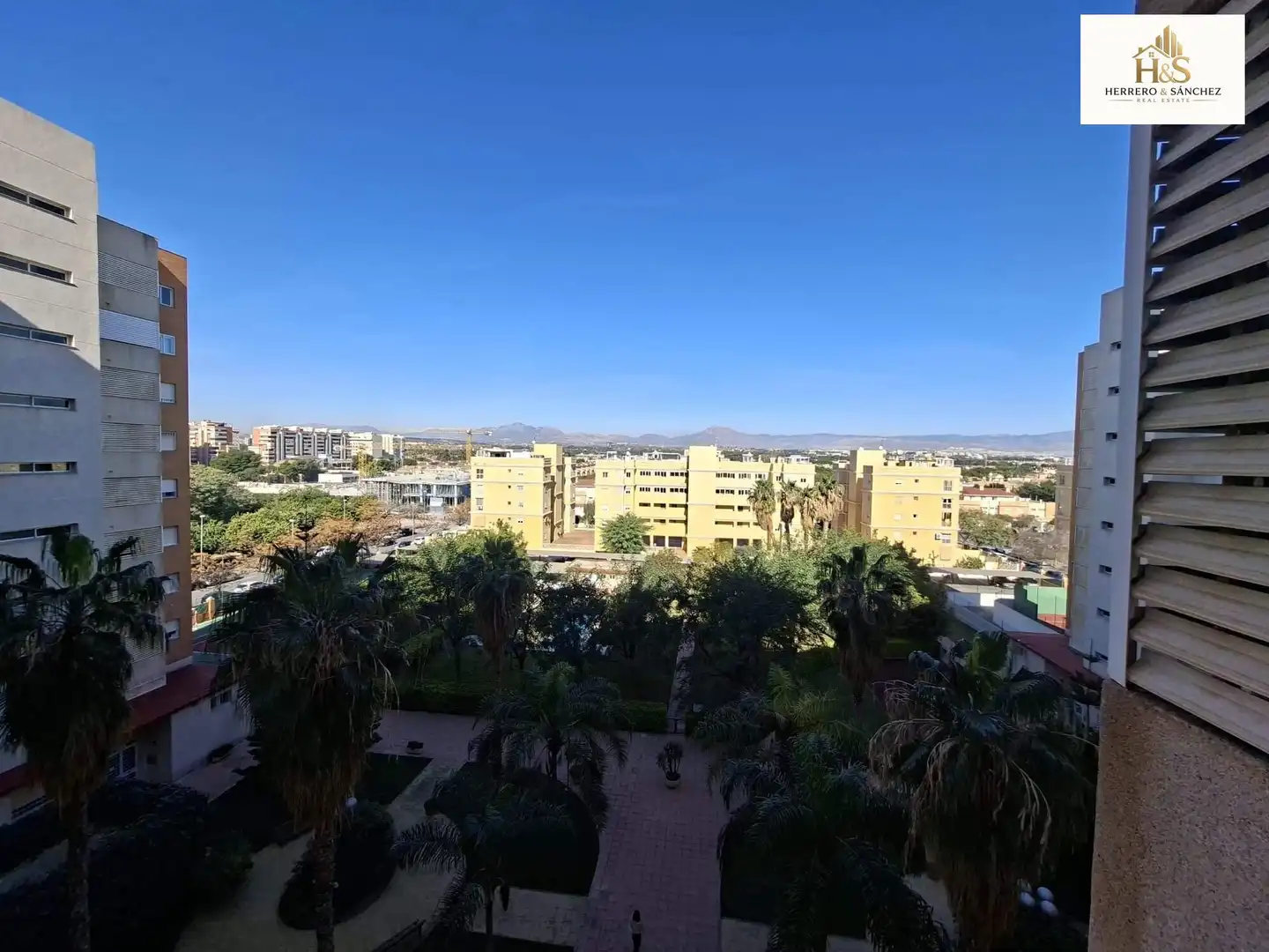 Vista exterior de Pis en venda en Alicante / Alacant amb Aire condicionat, Balcó i Piscina comunitària