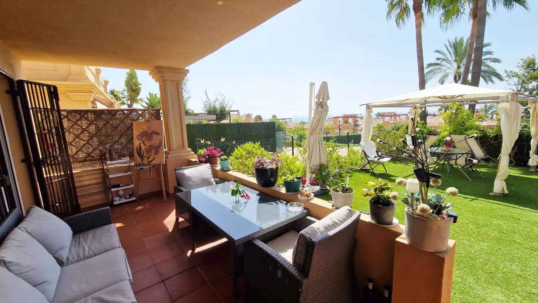 Garten von Einfamilien-Reihenhaus zum Verkauf in Estepona mit Klimaanlage, Privatgarten und Terrasse