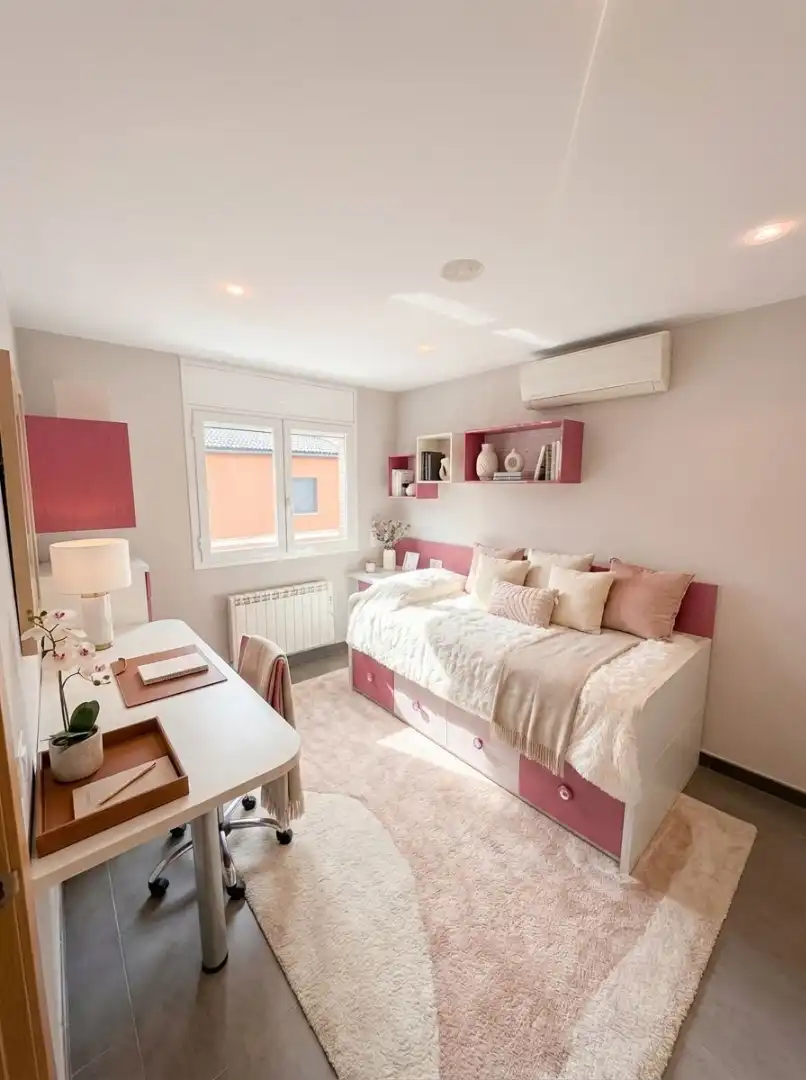 Habitación de Casa adosada en venta en Manresa con Calefacción, Terraza y Trastero