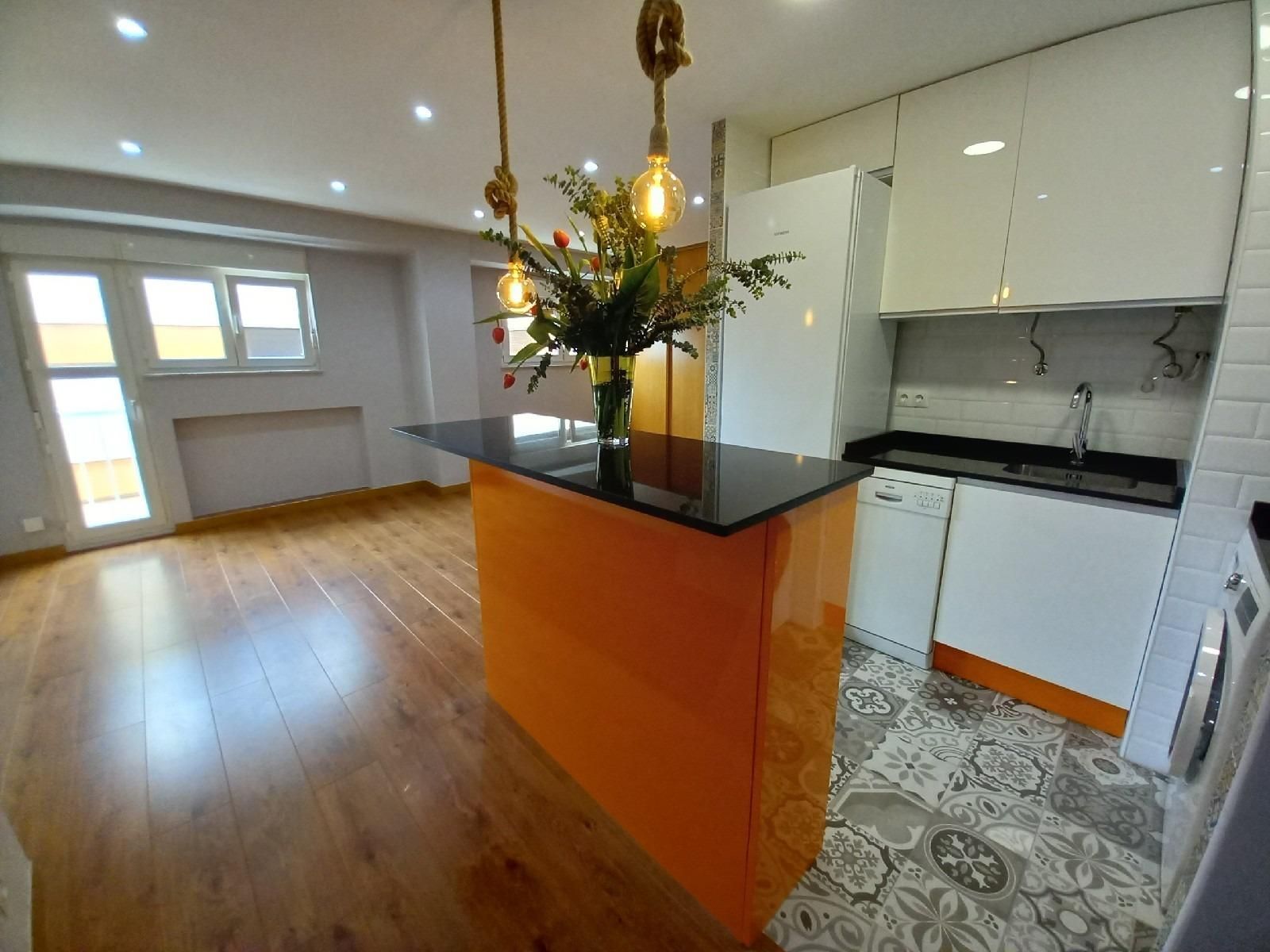 Cocina de Piso en venta en Oviedo  con Calefacción y Amueblado