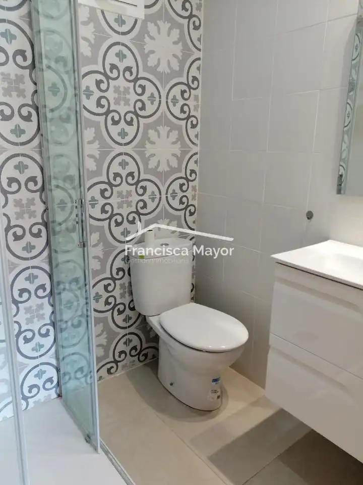 Baño de Piso de alquiler en Valencia con Aire acondicionado, Terraza y Amueblado
