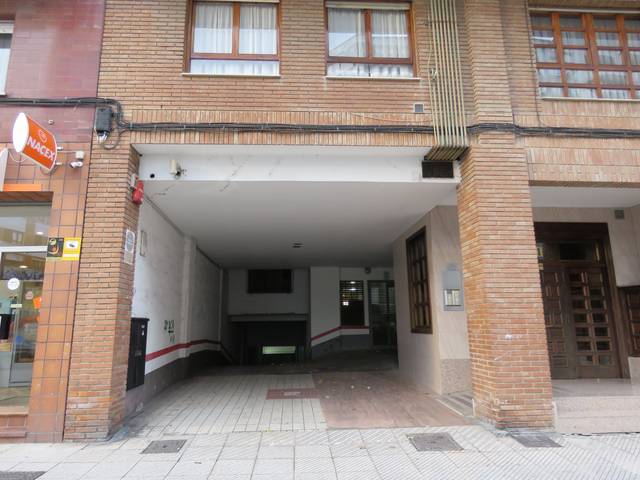 Garaje en Alquiler en Calle López del Vallado en Fozaneldi - Tenderina