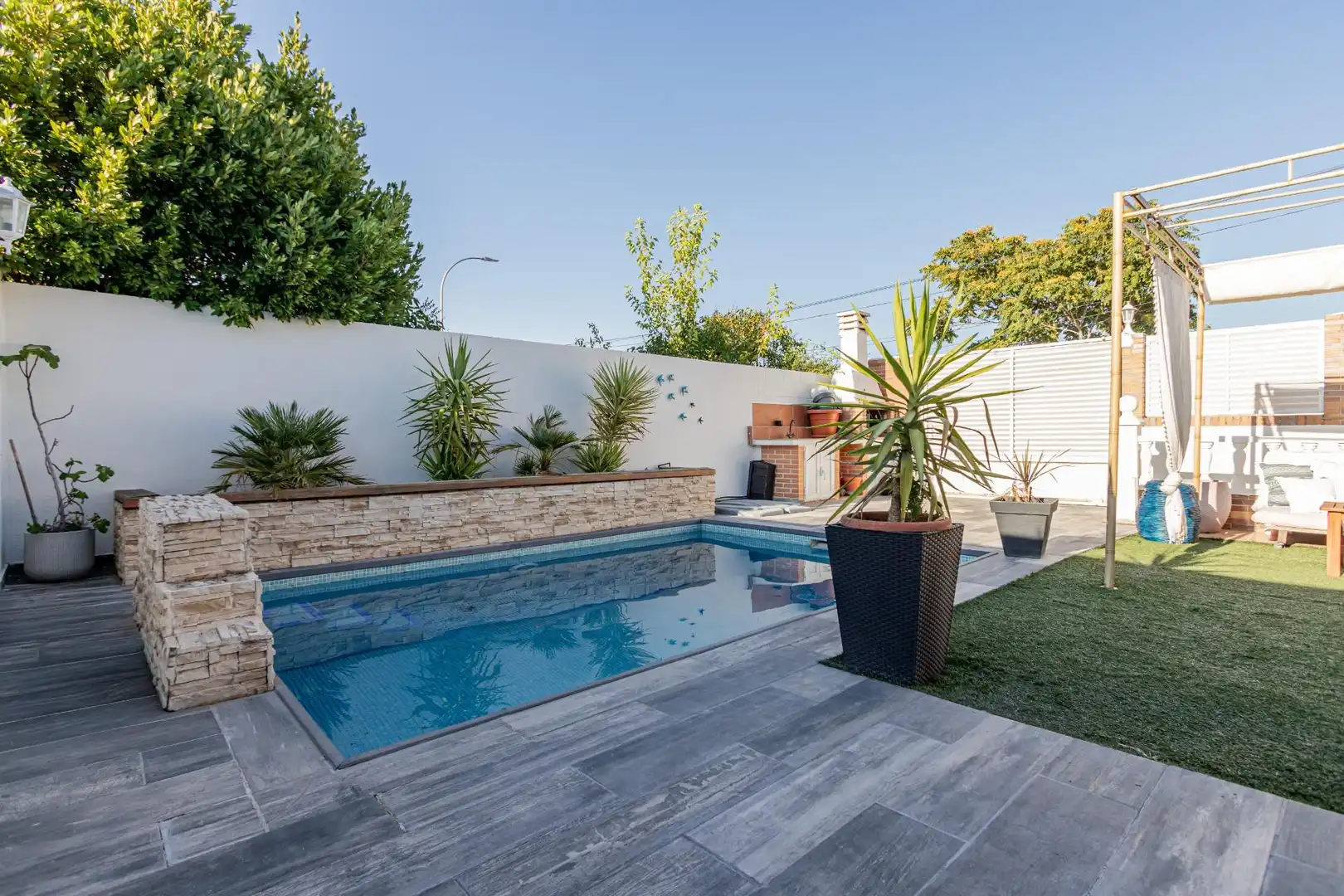 Piscina de Casa o chalet en venta en Madrid con Aire acondicionado, Calefacción y Jardín privado