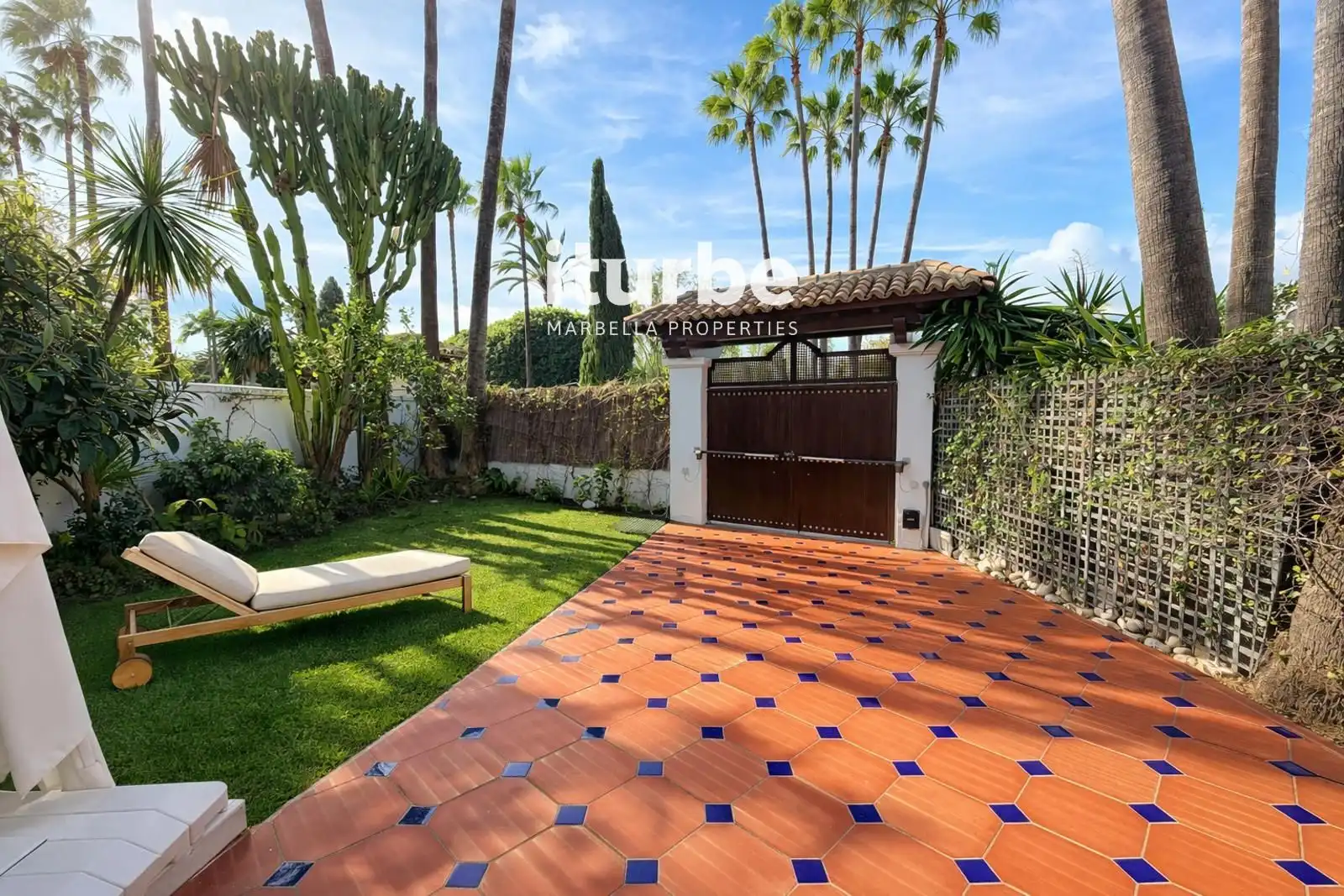 Jardí de Casa o xalet de lloguer en Marbella amb Aire condicionat, Terrassa i Piscina