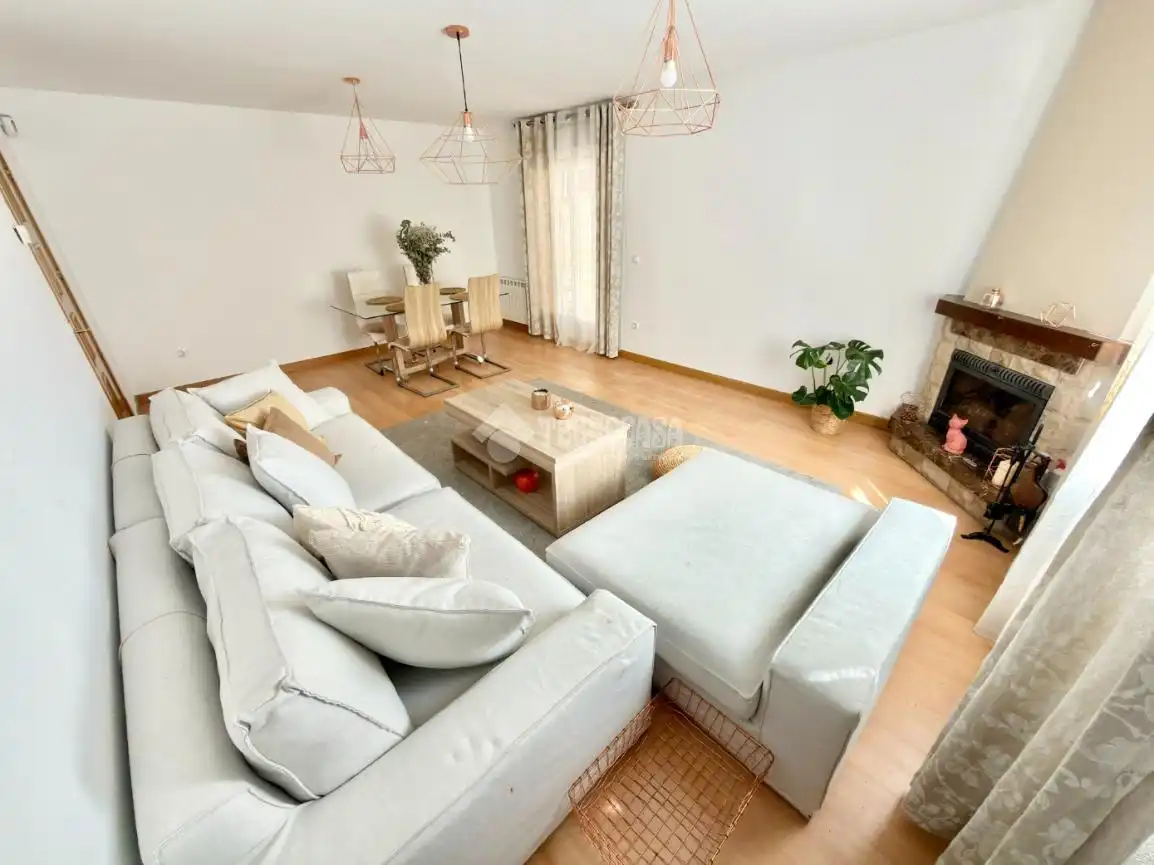 Sala de estar de Casa adosada en venta en Cabanillas del Campo con Calefacción, Parquet y Trastero