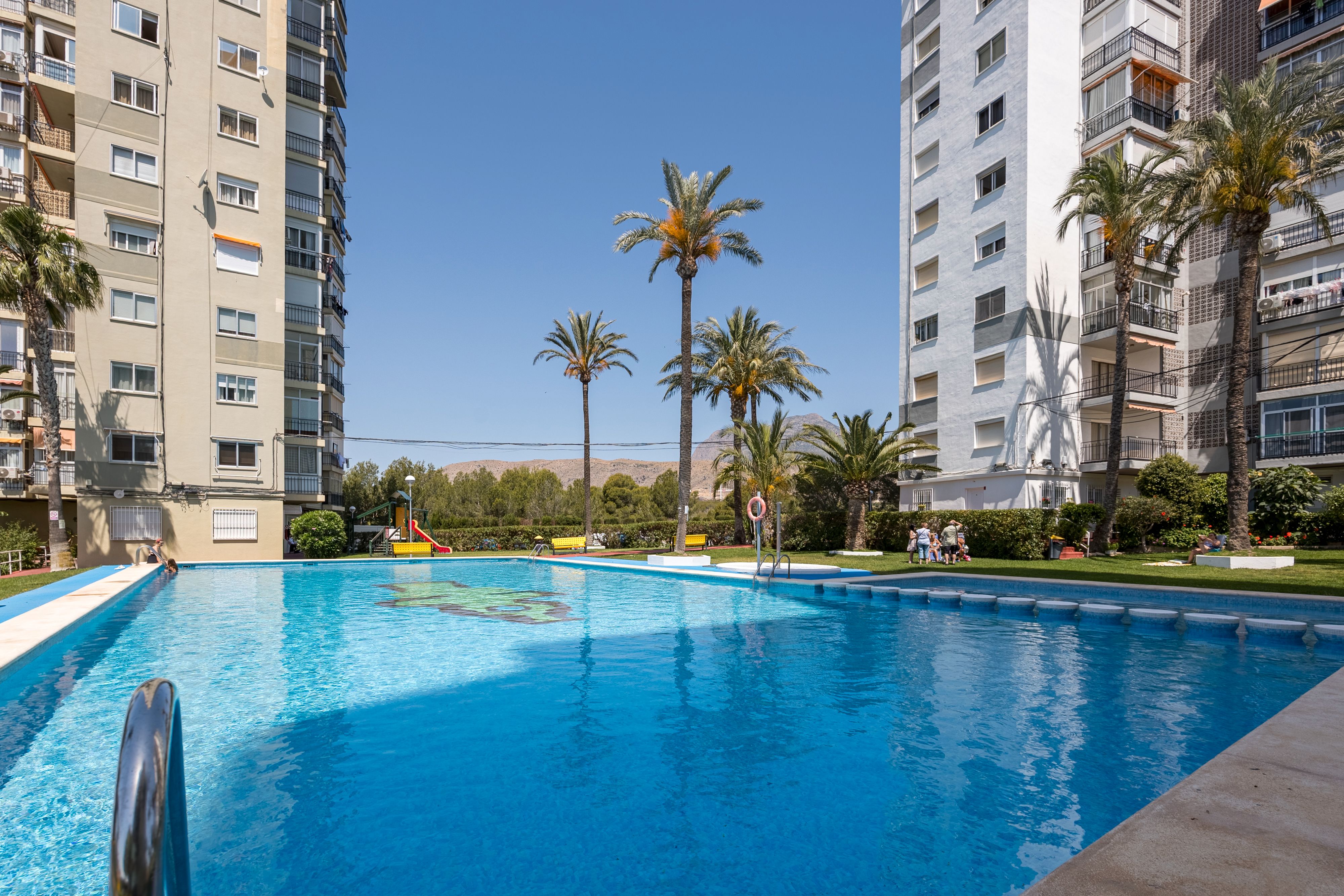 Piscina de Apartament en venda en Benidorm amb Piscina, Moblat i Piscina comunitària