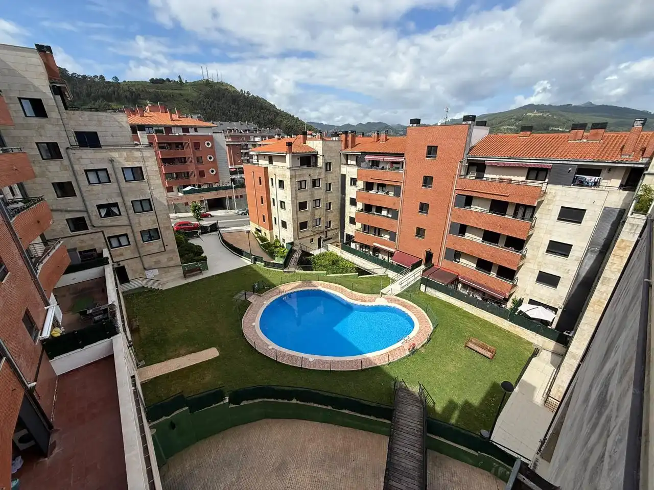 Piscina de Pis en venda en Castro-Urdiales amb Calefacció, Parquet i Terrassa