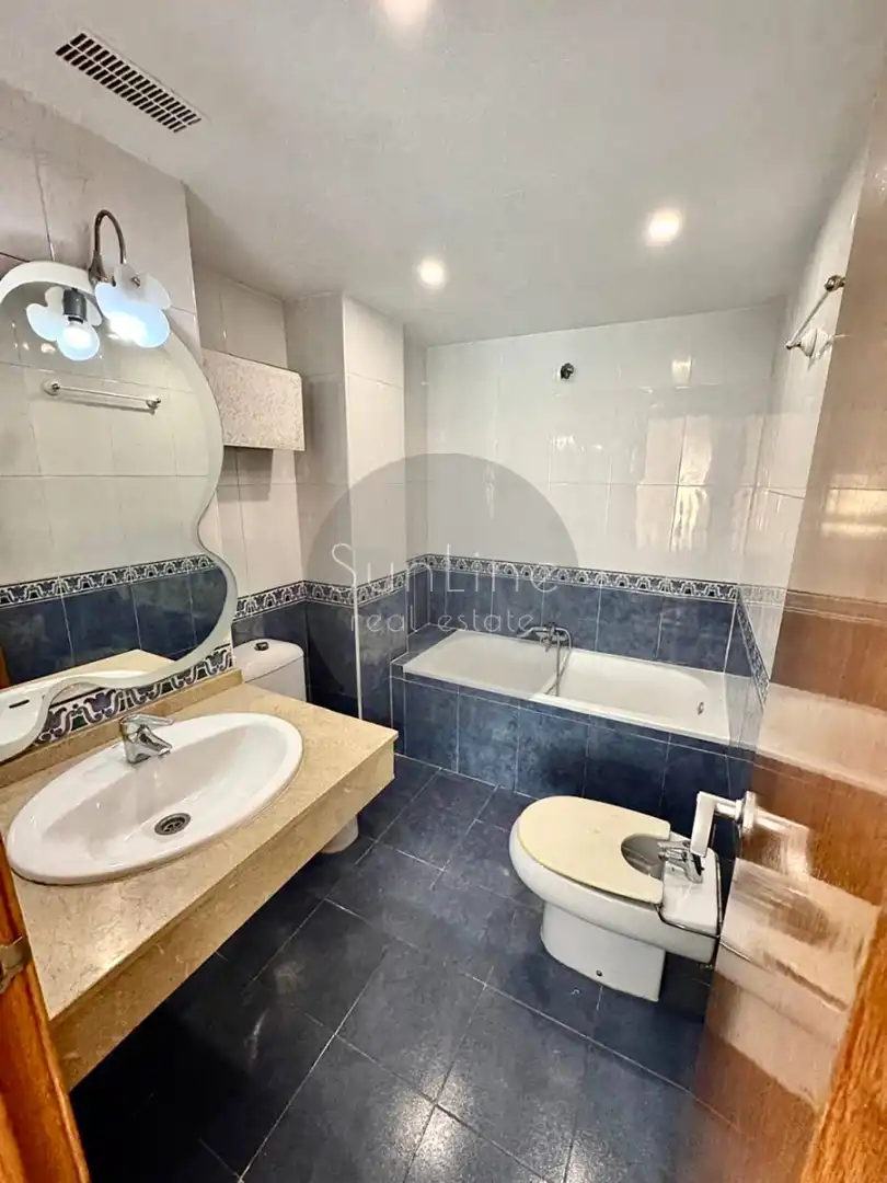 Baño de Piso de alquiler en Valencia con Amueblado y Balcón