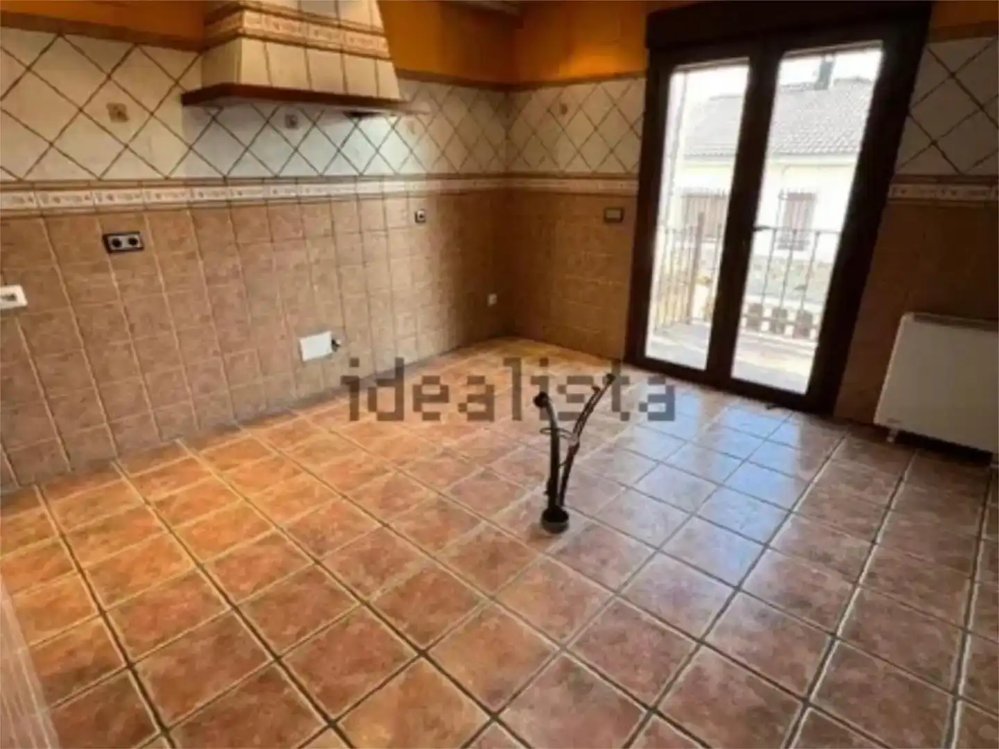 Cuina de Casa o xalet en venda en Martín Muñoz de la Dehesa amb Aire condicionat, Jardí privat i Parquet