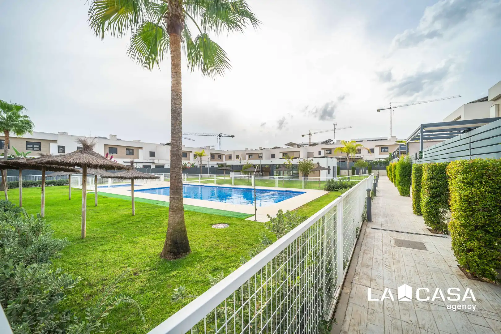 Adosado con piscina en venta en Entrenúcleos, imagen 8