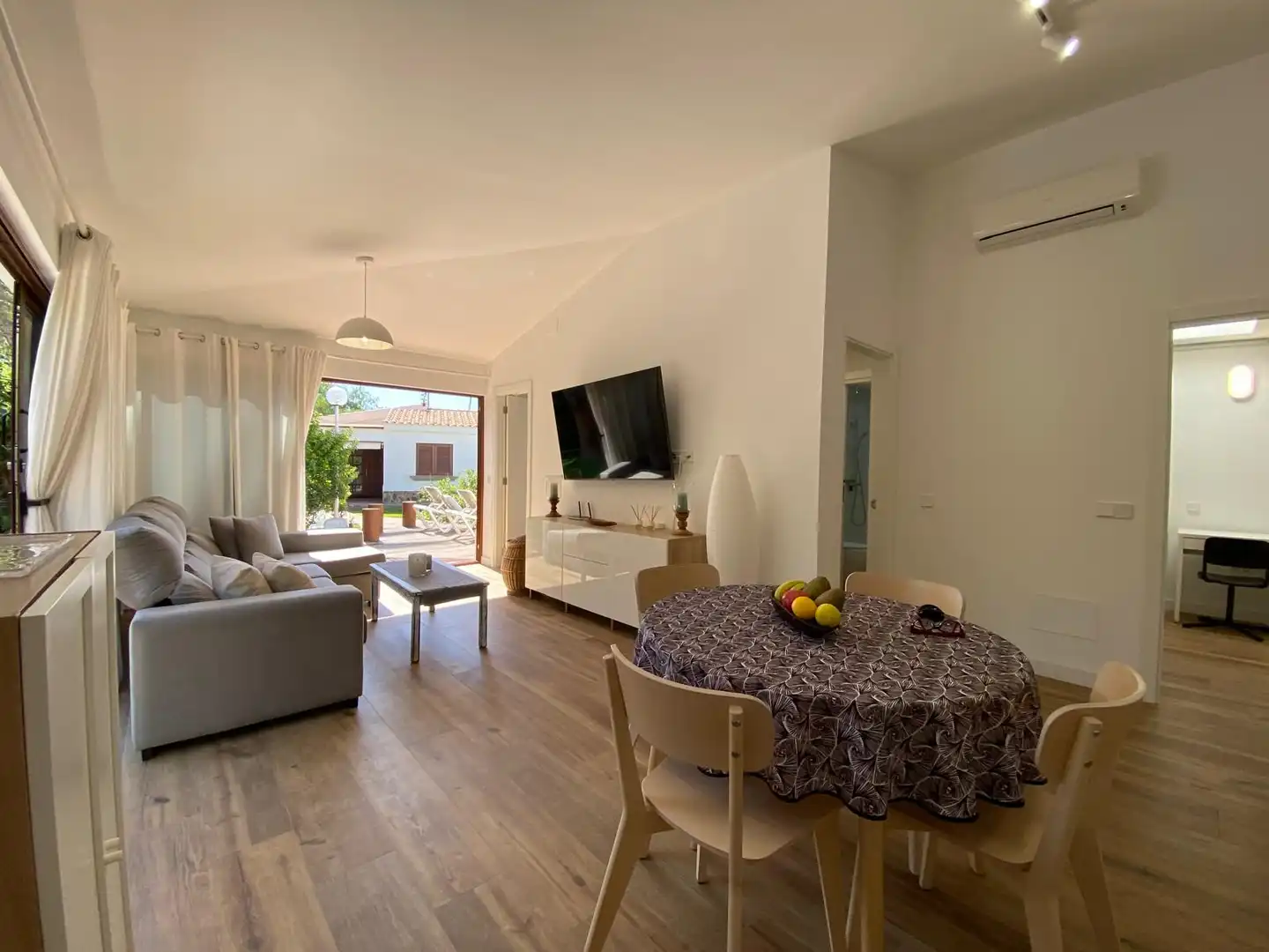 Sala d'estar de Casa o xalet en venda en San Bartolomé de Tirajana amb Aire condicionat, Terrassa i Moblat