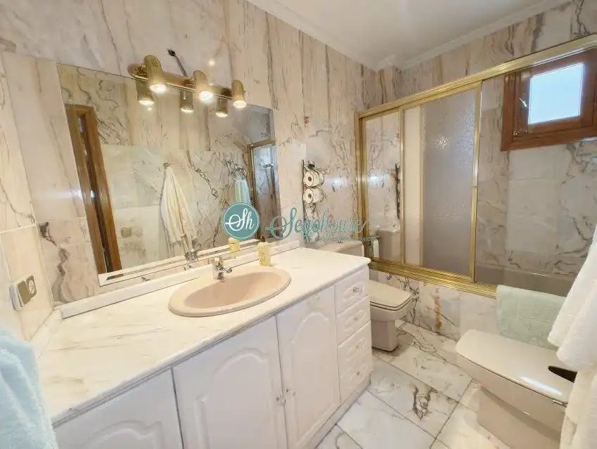 Baño de Piso en venta en Segovia con Calefacción, Trastero y Balcón