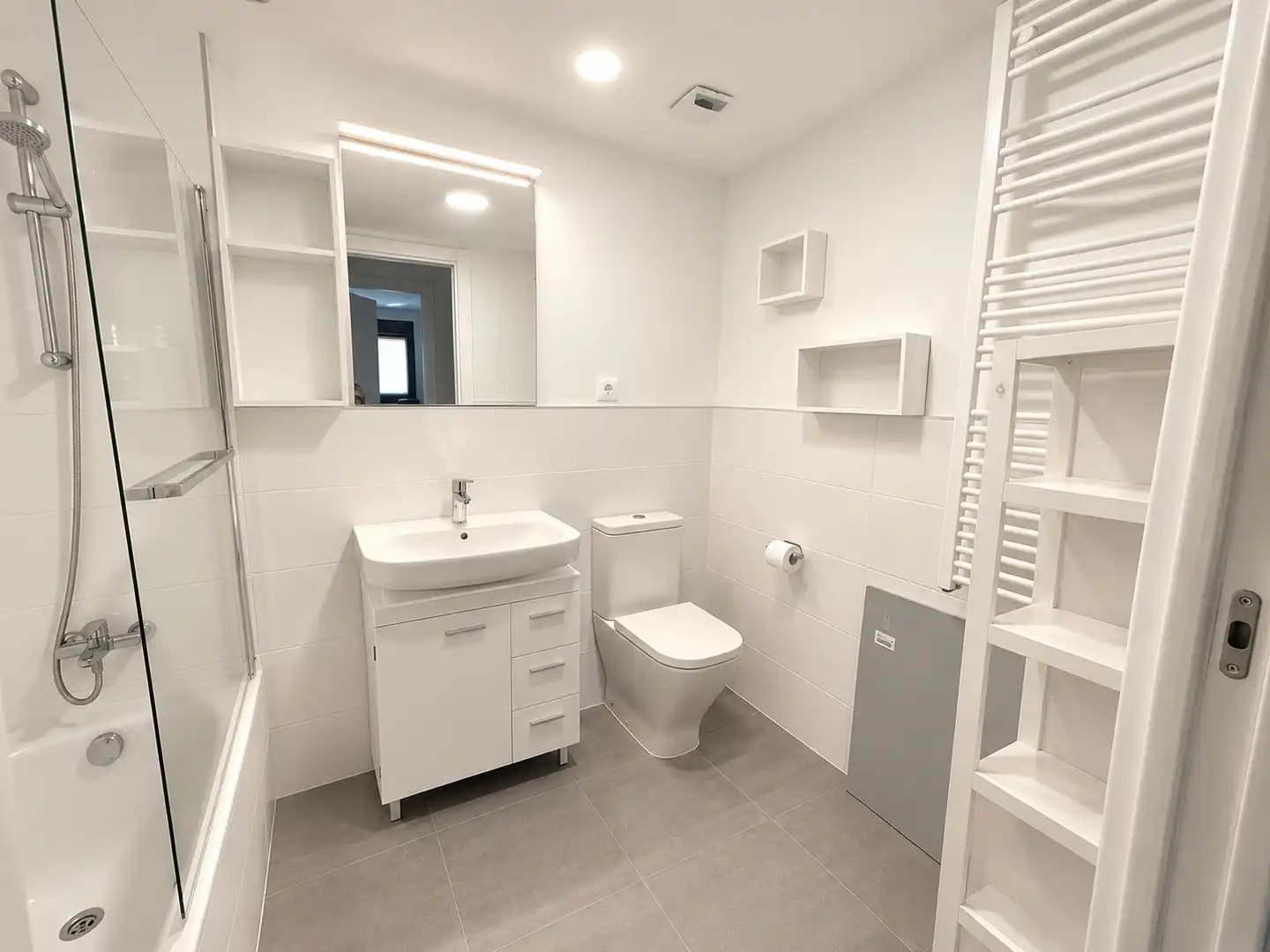 Bathroom of Flat for sale in Girona  with Air Conditioner, Heating and Parquet flooring