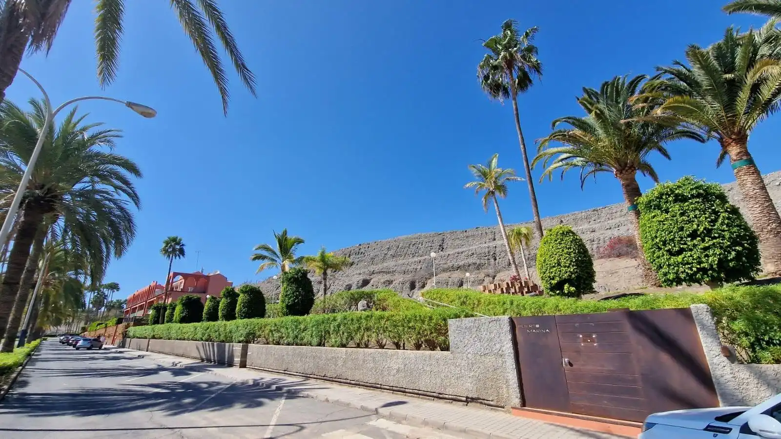 Außenansicht von Einfamilien-Reihenhaus zur Miete in San Bartolomé de Tirajana mit Klimaanlage, Privatgarten und Terrasse
