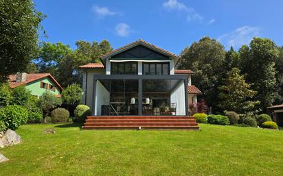 Vista exterior de Casa o xalet en venda en Llanes amb Calefacció, Jardí privat i Terrassa