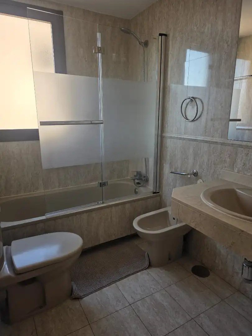 Baño de Piso de alquiler en Madrid con Aire acondicionado, Calefacción y Parquet