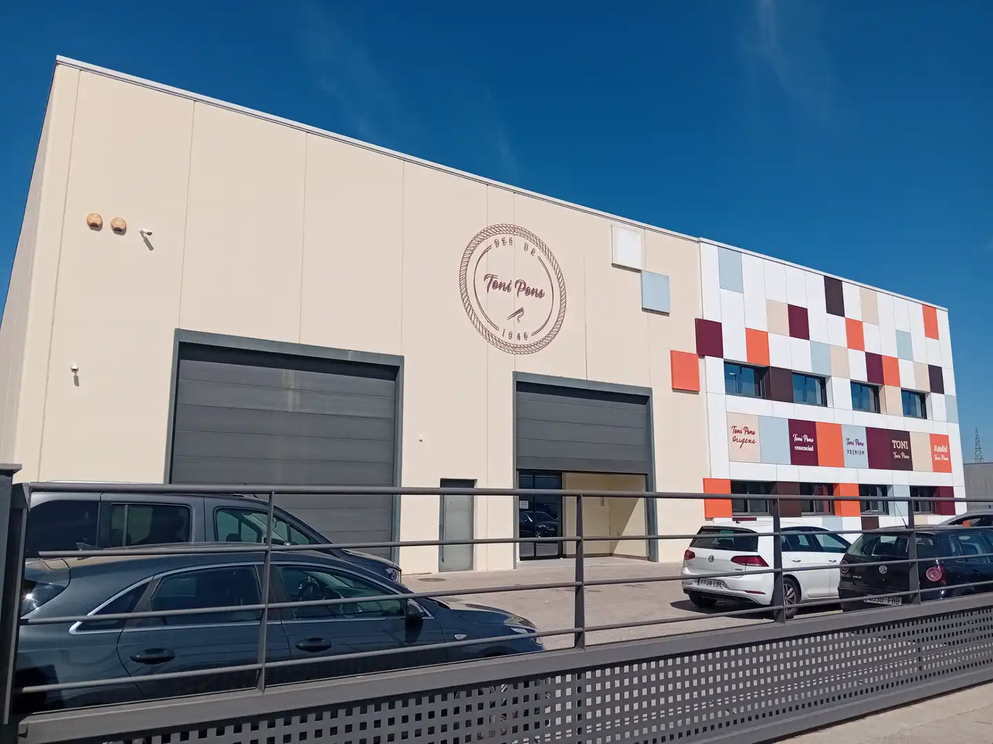 Vista exterior de Nave industrial de alquiler en Girona con Alarma