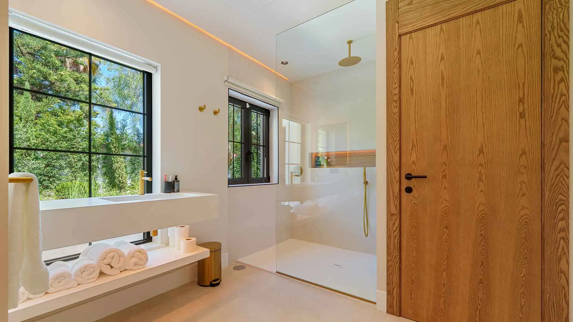 Bany de Casa o xalet en venda en Marbella amb Aire condicionat, Jardí privat i Terrassa