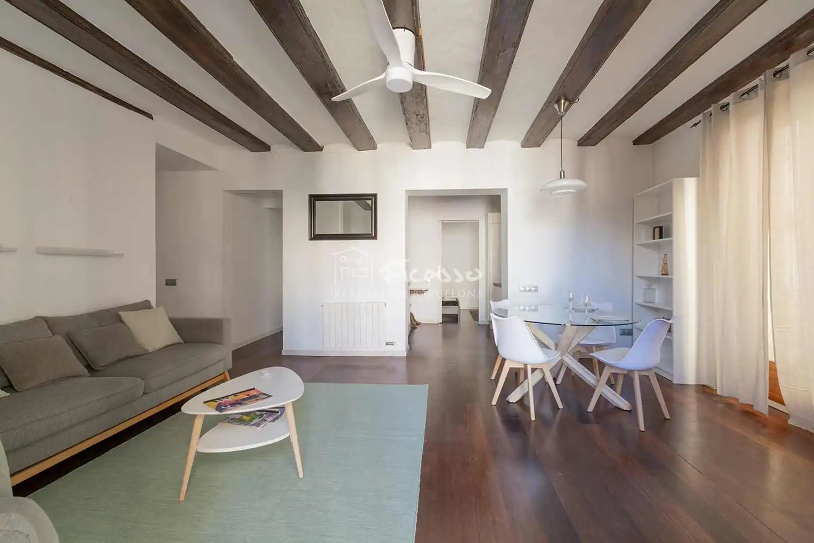 Sala d'estar de Pis de lloguer en Barcelona amb Calefacció, Parquet i Moblat