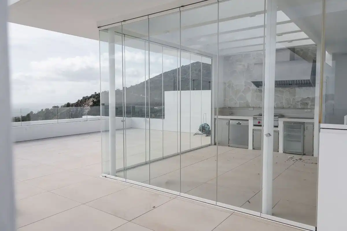 Vista exterior de Dúplex en venta en Marbella con Terraza y Piscina comunitaria
